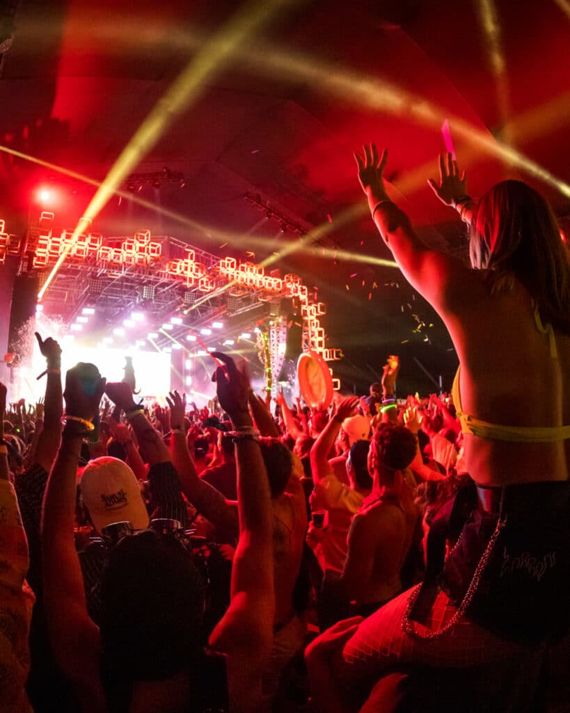 crowds-in-front-of-stage-at-music-festival