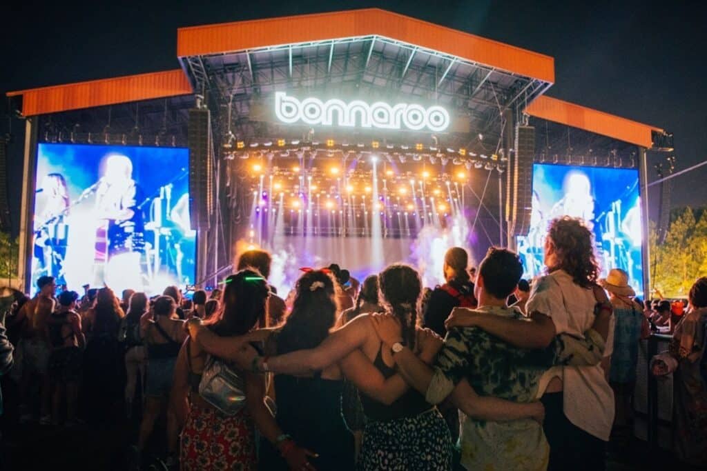 group-of-friends-at-Bonnaroo-festival-main-stage