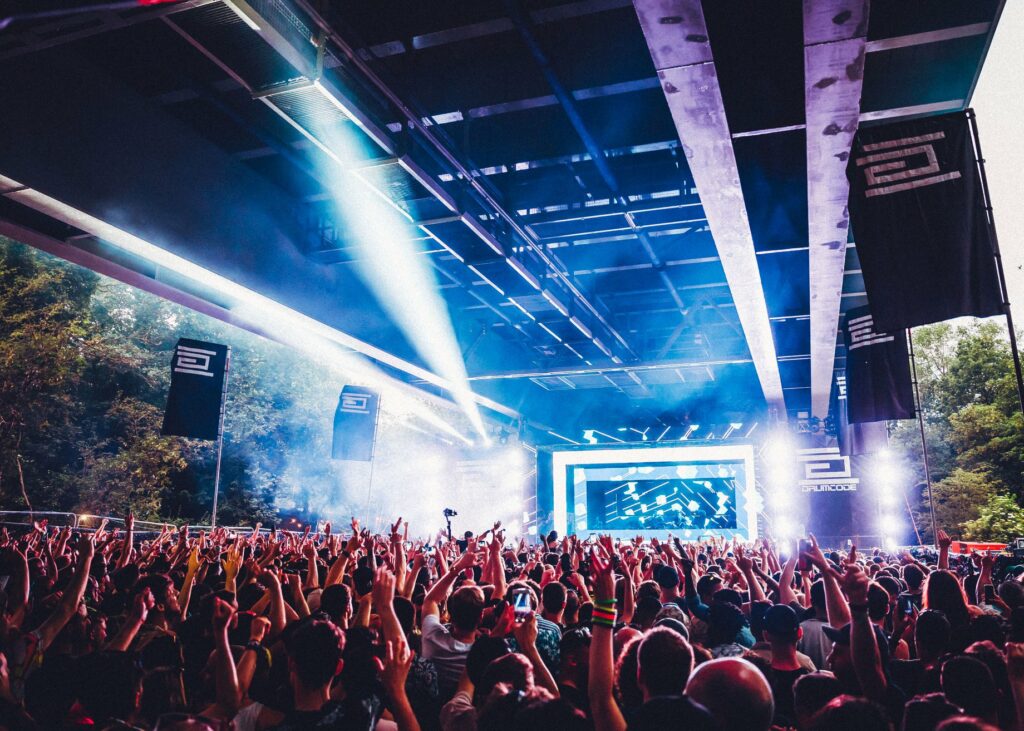 crowds-raving-in-front-of-stage-at-junction-2