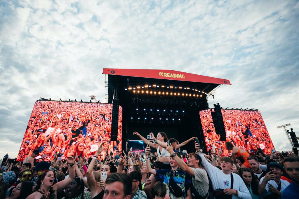 crowds-at-main-stage-at-reading-festival