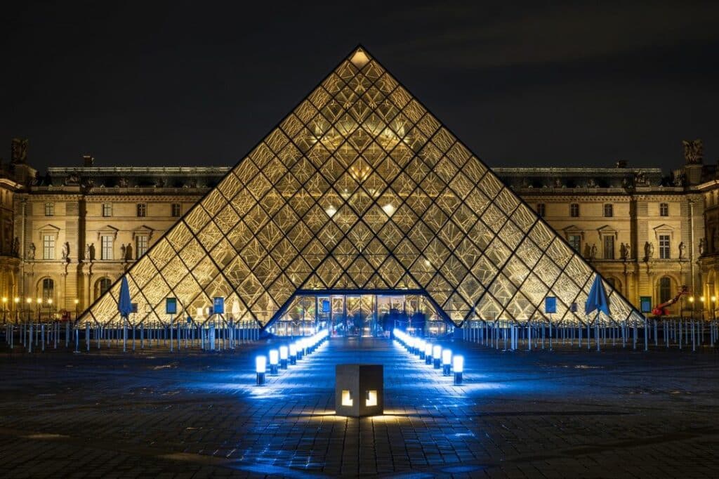 the-louvre-pyramind-in-paris-at-night