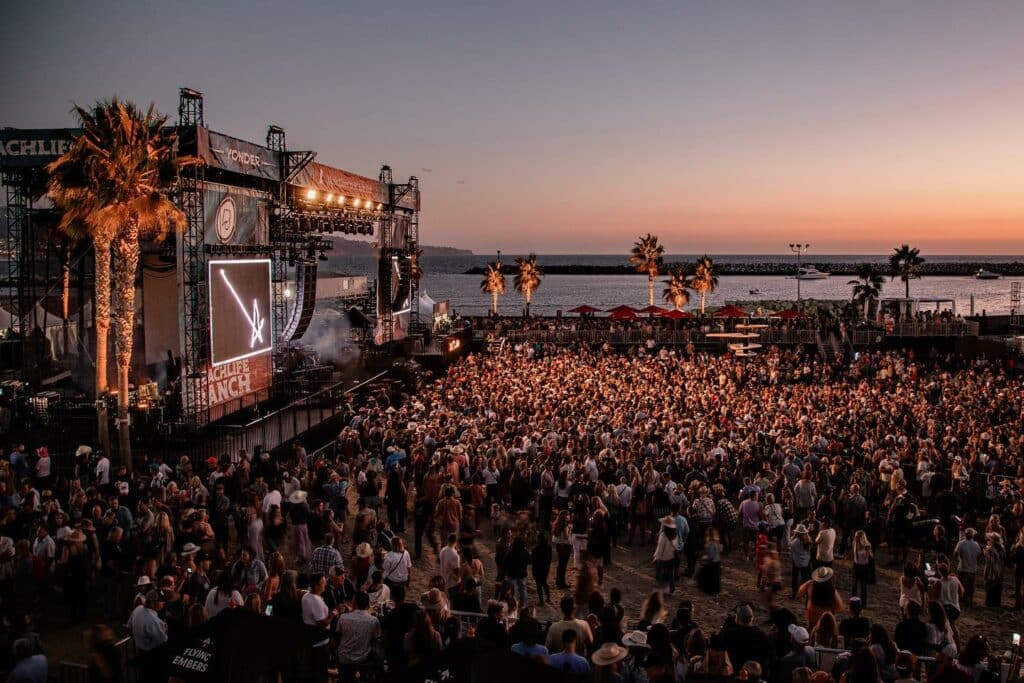 crowds-in-front-of-stage-at-beachlife-festival