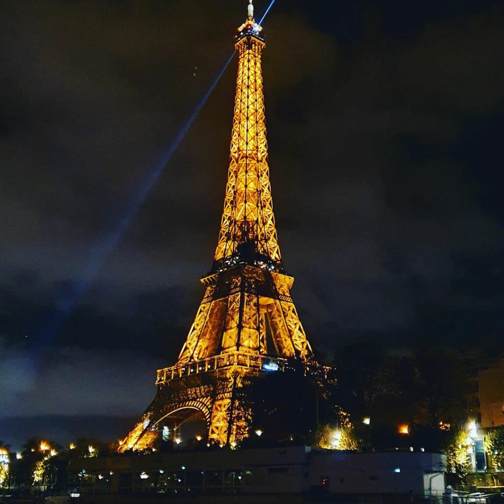 view-of-the-eiffel-tower-at-night