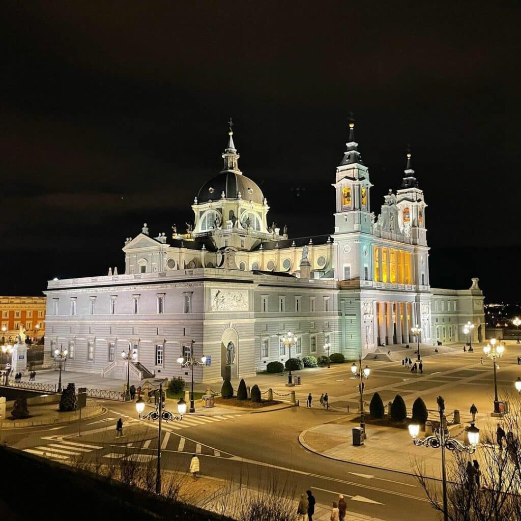 palacio-real-de-madrid-at-night