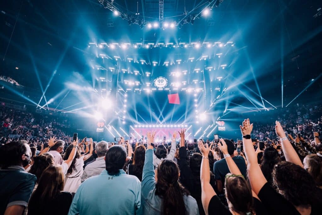 crowds-at-iheartradio-music-festival-stage-in-las-vegas