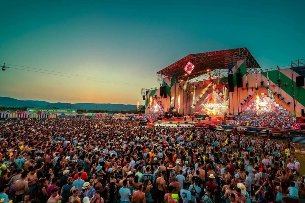 people-in-front-of-main-stage-at-reggaeton-beach-festival