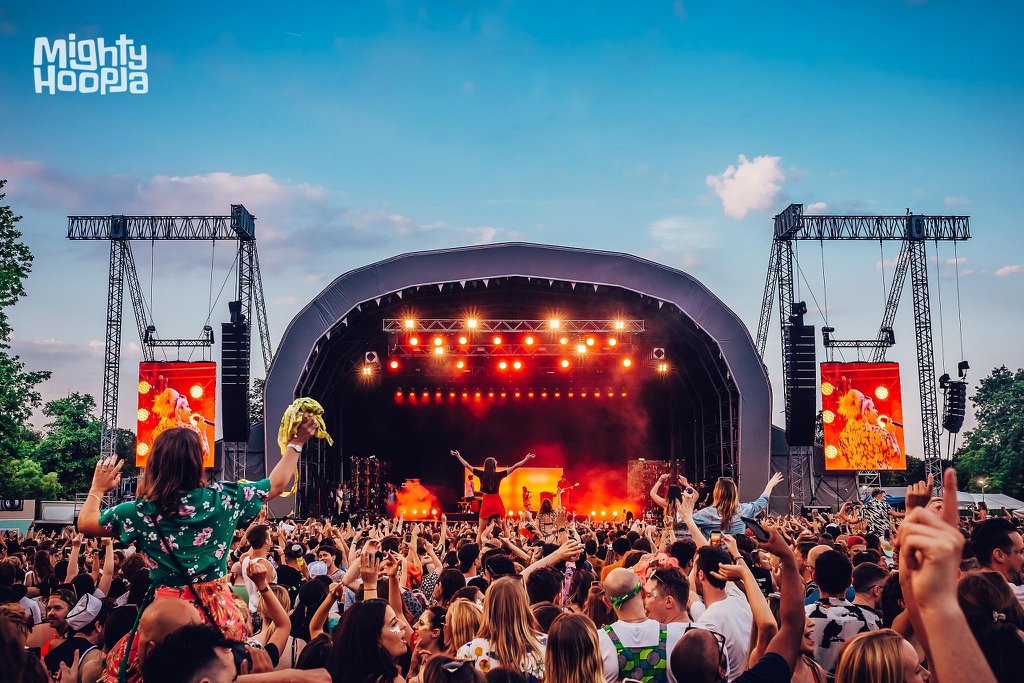 festival-attendees-at-mighty-hoopla-stage