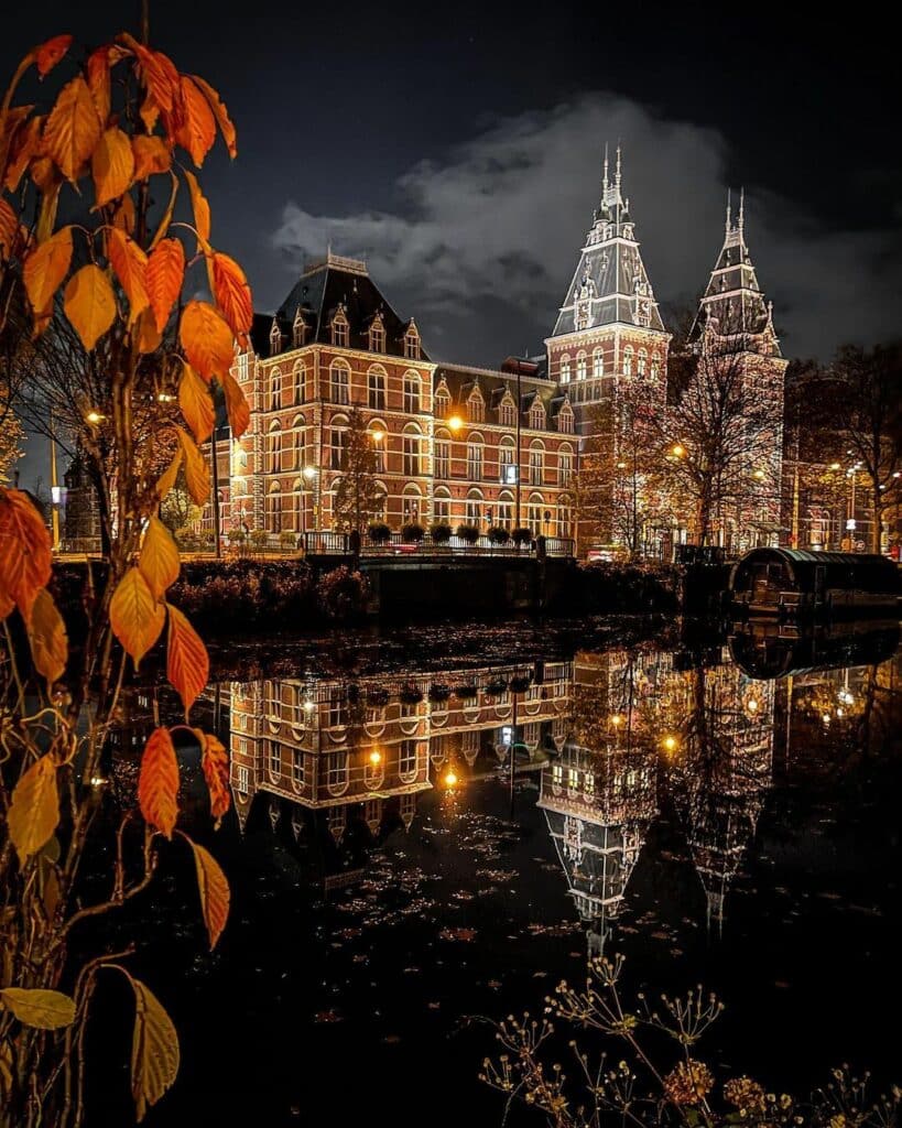 view-of-Rijksmuseum-museum-at-night-in-amsterdam