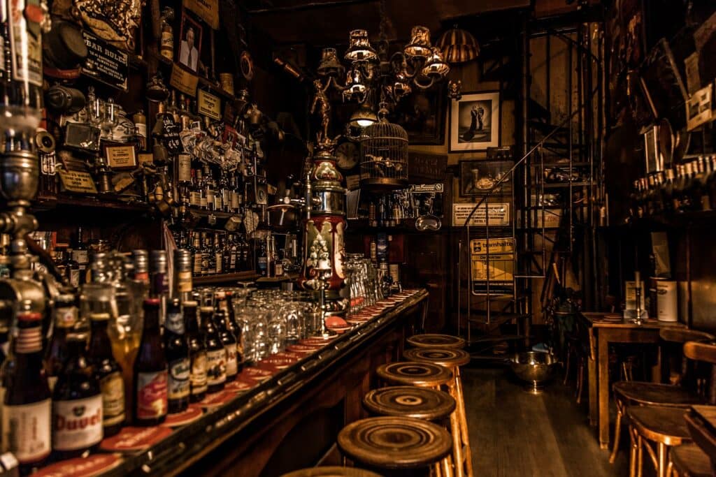 drink-beer-at-cafe-de-dokter-amsterdam 