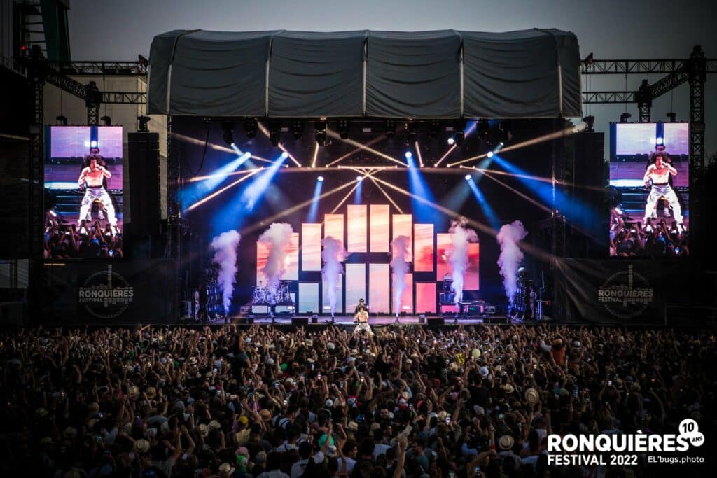 artist-perfoming-on-stage-at-Ronquieres-Festival