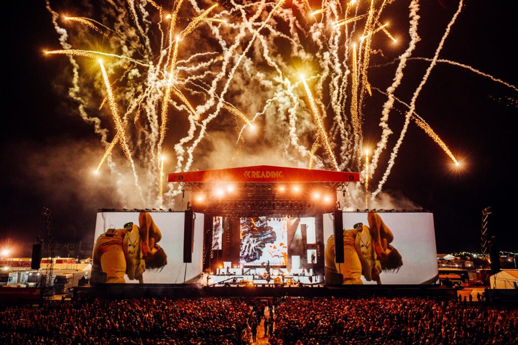 artist-perfoming-on-stage-at-reading-festival