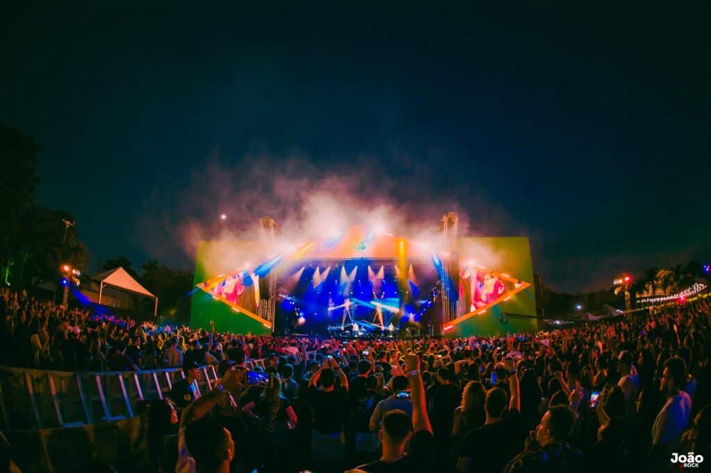 stage-and-crowd-at-Joao-Rock