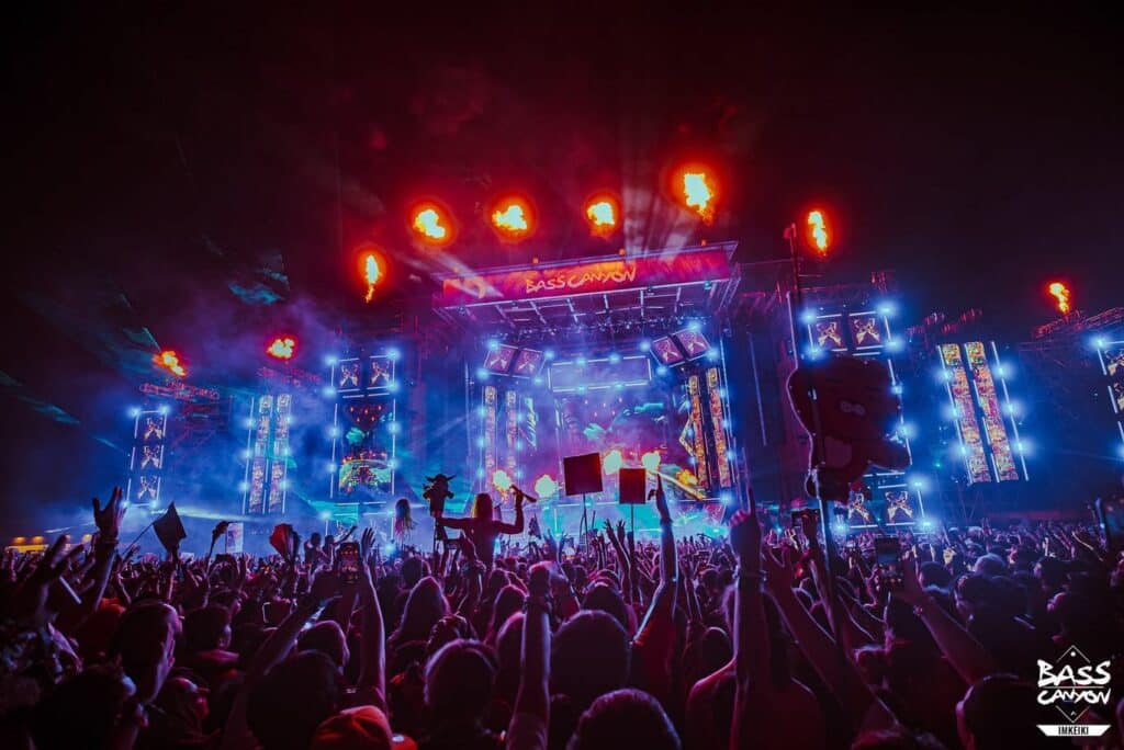 crowds-in-front-of-stage-at-bass-canyon-music-festival