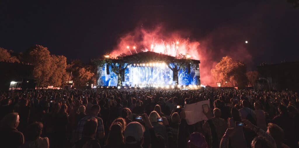 crowds-at-bts-hyde-park-festival