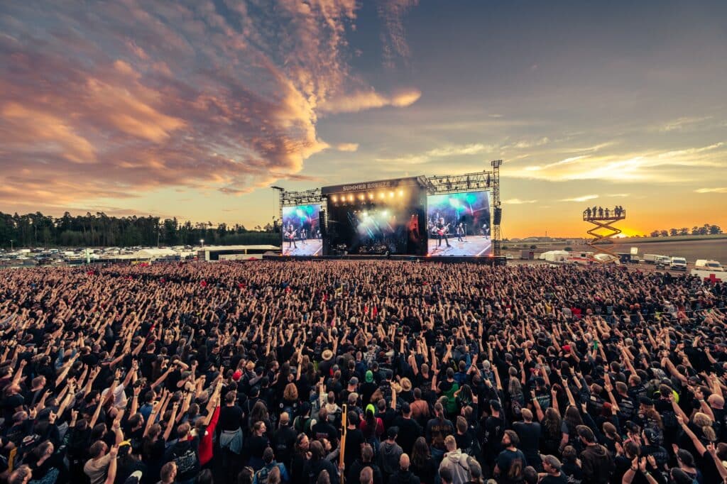 crowds-in-front-of-stage-at-summer-breeze-open-air