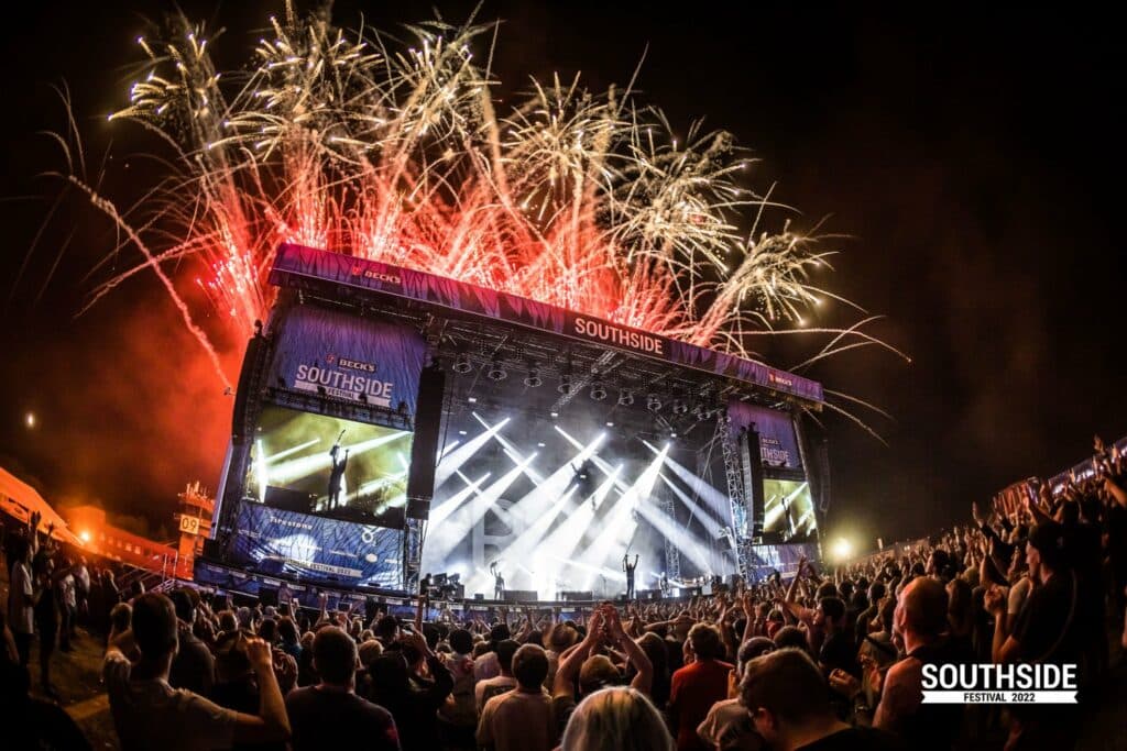 fireworks-at-main-stage-at-southside-festival