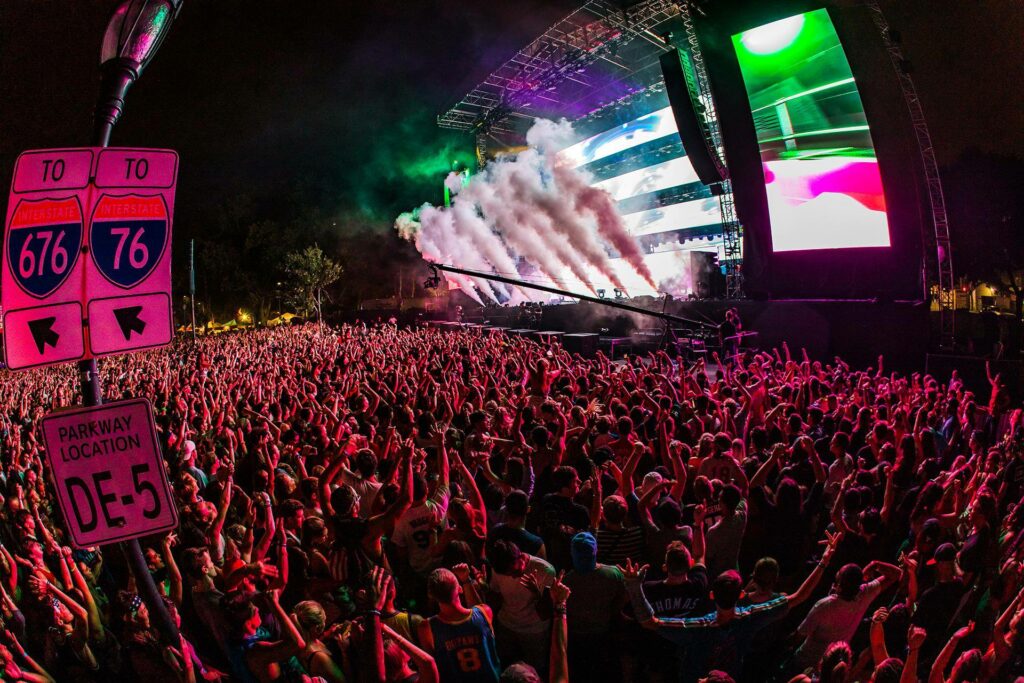 crowds-in-front-of-stage-at-made-in-america-festival