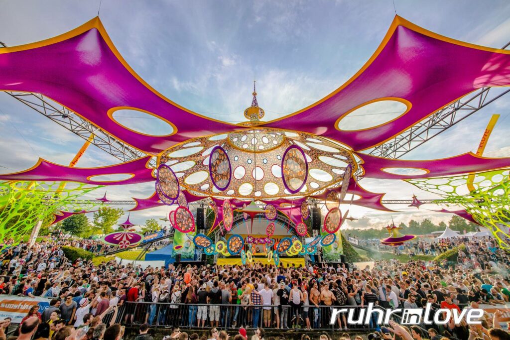 people-in-front-of-stage-at-ruhr-in-love