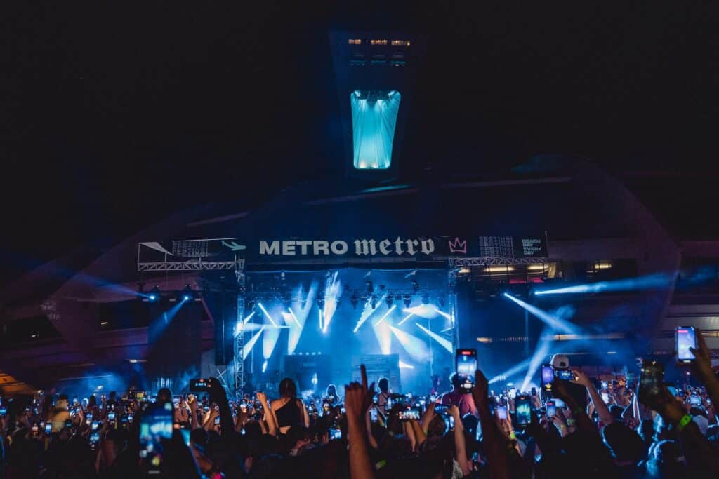 crowds-dancing-in-front-of-metro-metro-festival-stage