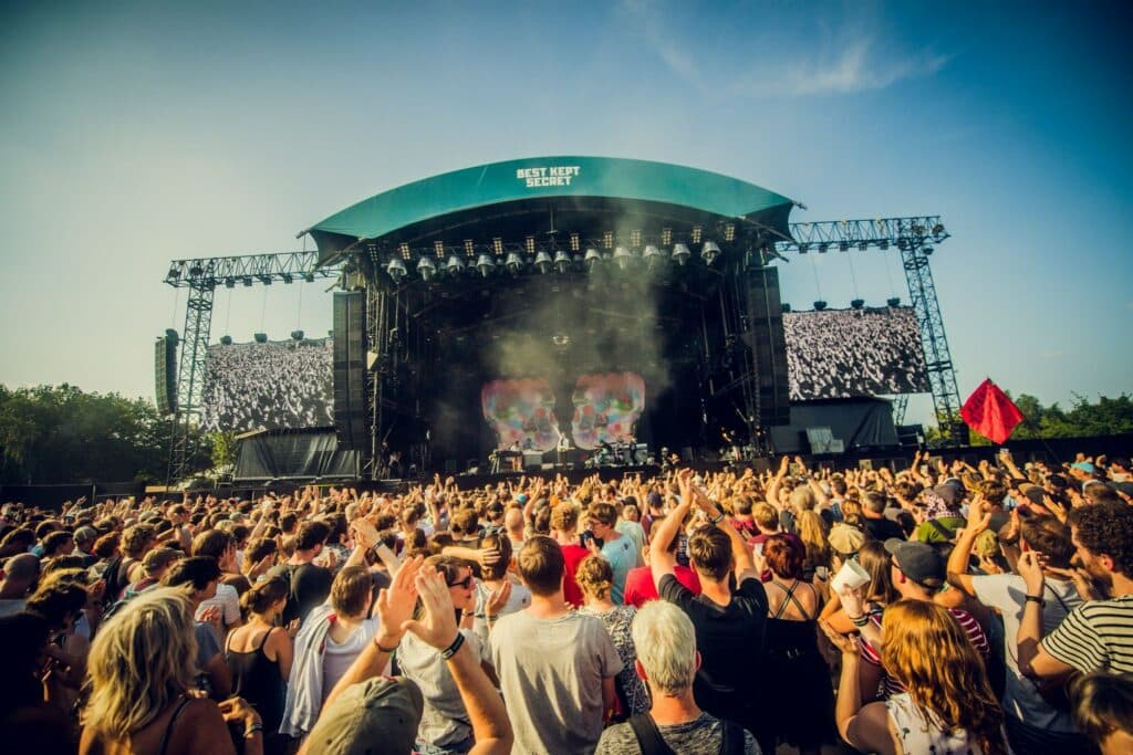 crowds-in-front-of-stage-at-best-kept-secret-festival