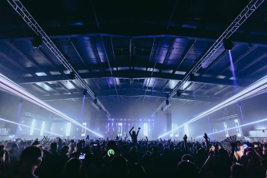 people-raving-at-terminal-v-festival