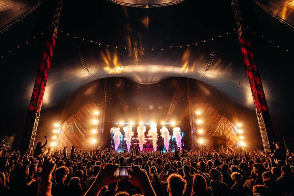 crowds-in-front-of-stage-at-groovin-the-moo-canberra