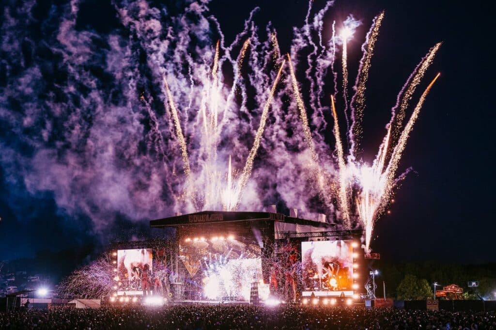 fireworks-at-stage-at-download-festival