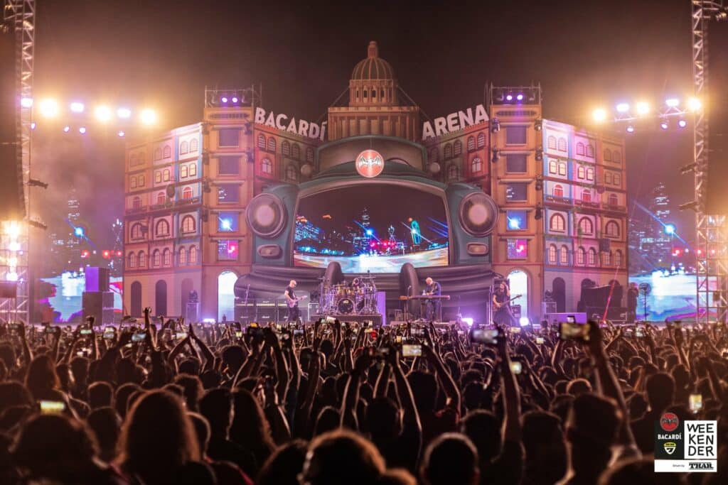 Crowd-and-stage-at-NH7-weekender