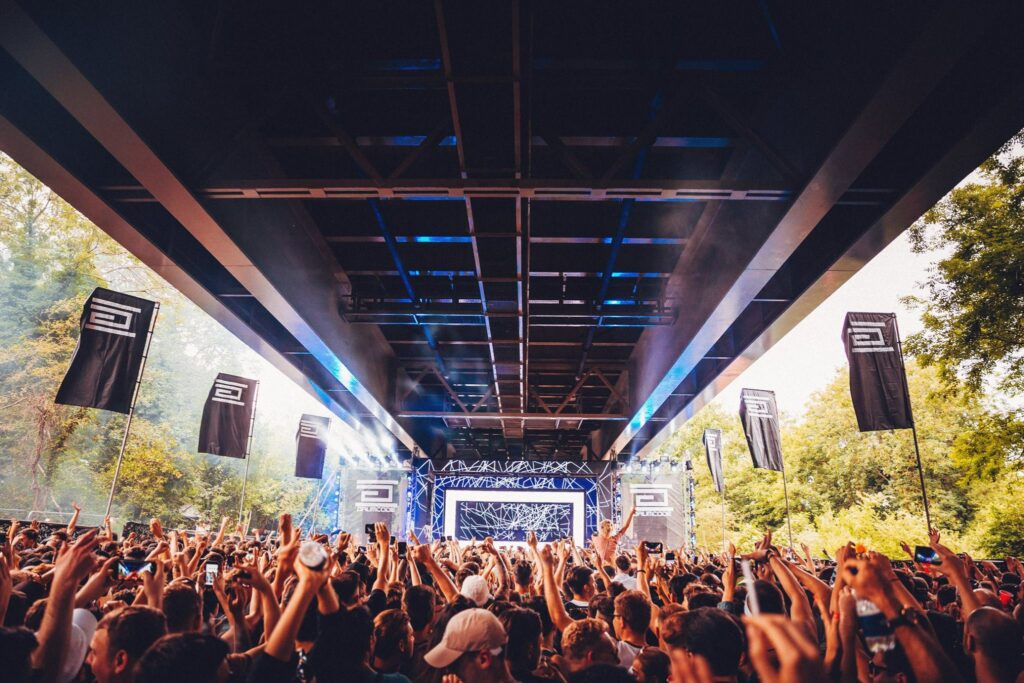 crowds-in-front-of-stage-at-junction-2-uk-festival