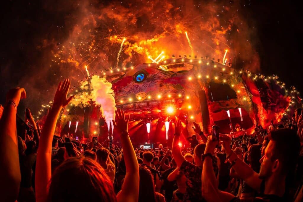 crowds-in-front-of-stage-at-neversea-beach-festival-romania