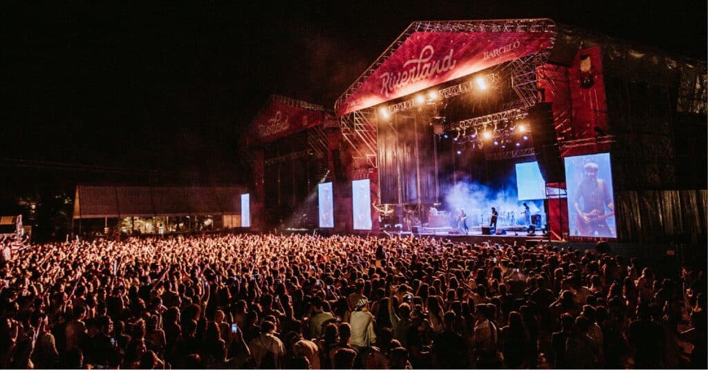 crowds-in-front-of-stage-at-riverland-festival