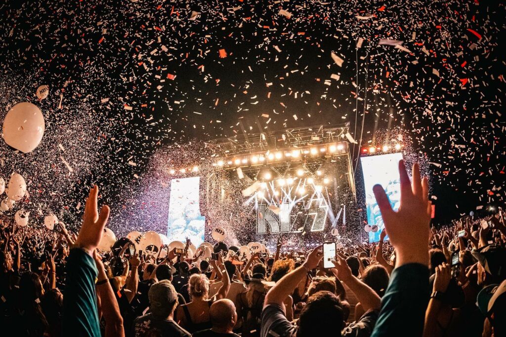 crowds-in-front-of-stage-at-rockville