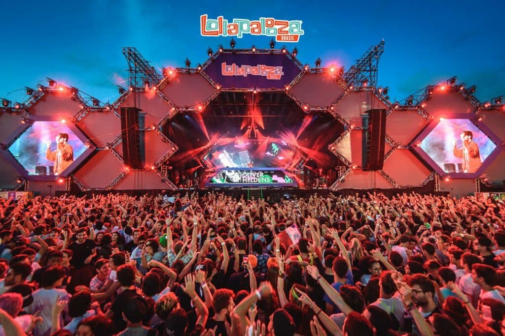 crowds-partying-in-front-of-stage-at-Lollapalooza-festival-in-Brazil