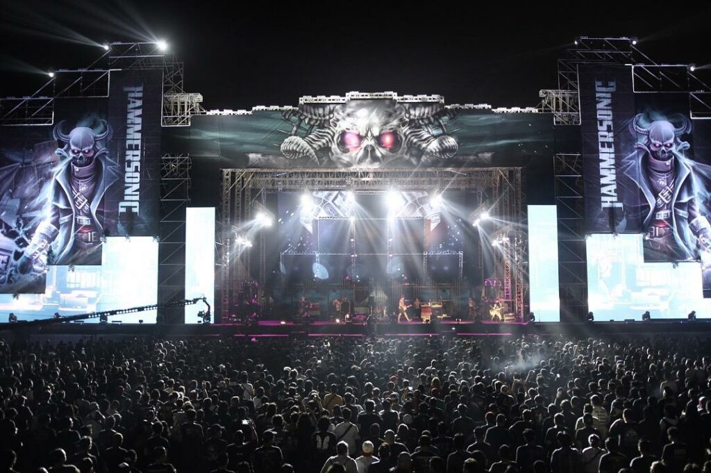 stage-at-Hammersonic-white-lights