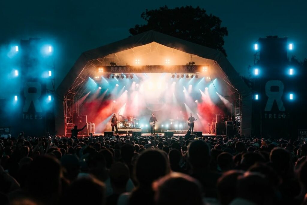 artists-perfoming-on-stage-at-2000trees-festival