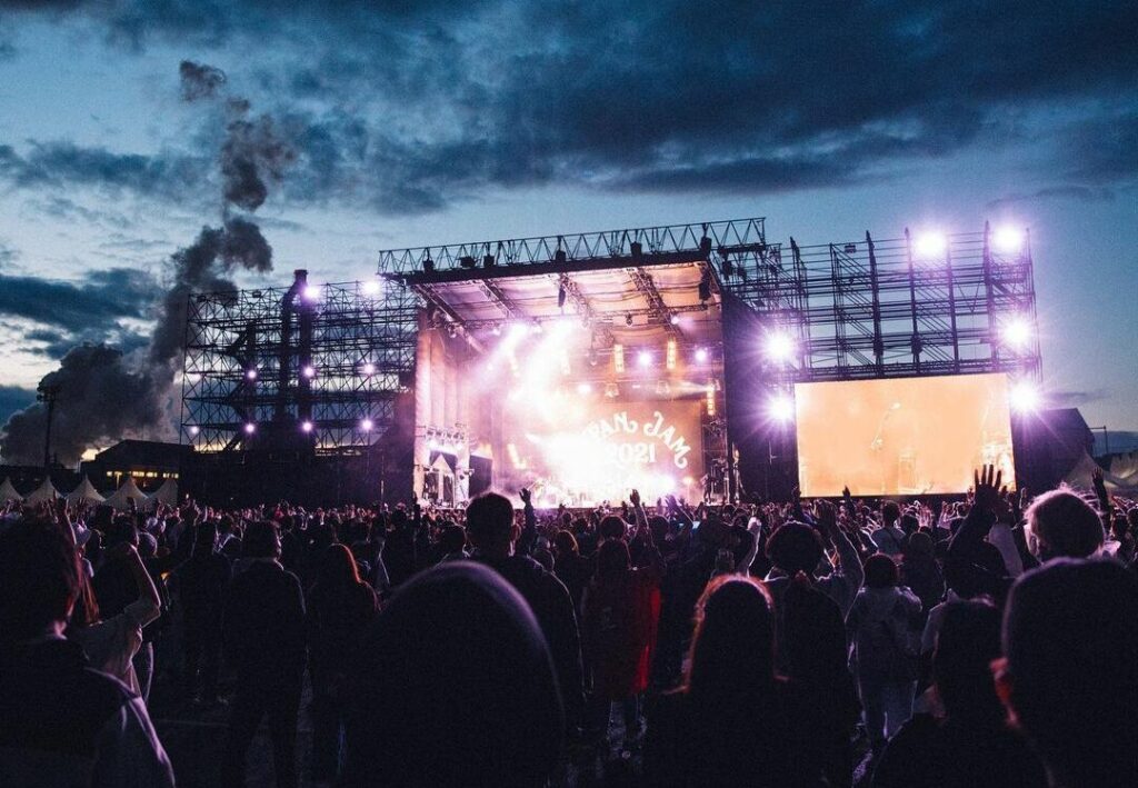 crowds-in-front-of-stage-at-Japan-Jam-festival