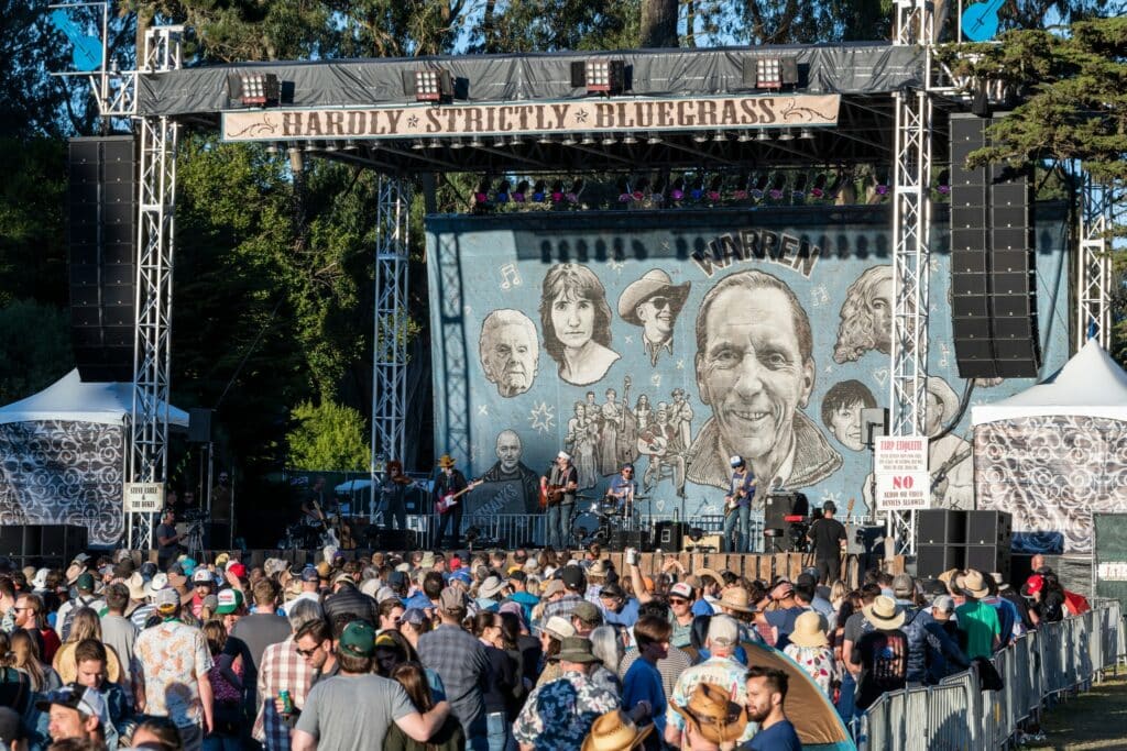 crowds-in-front-of-stage-at-hardly-strictly-bluegrass