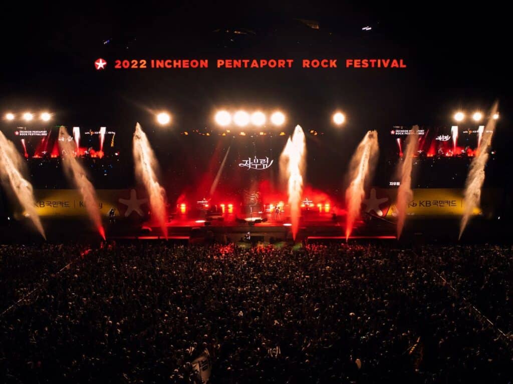 artist-perfoming-on-stage-at-Incheon-Pentaport-Rock-Festival