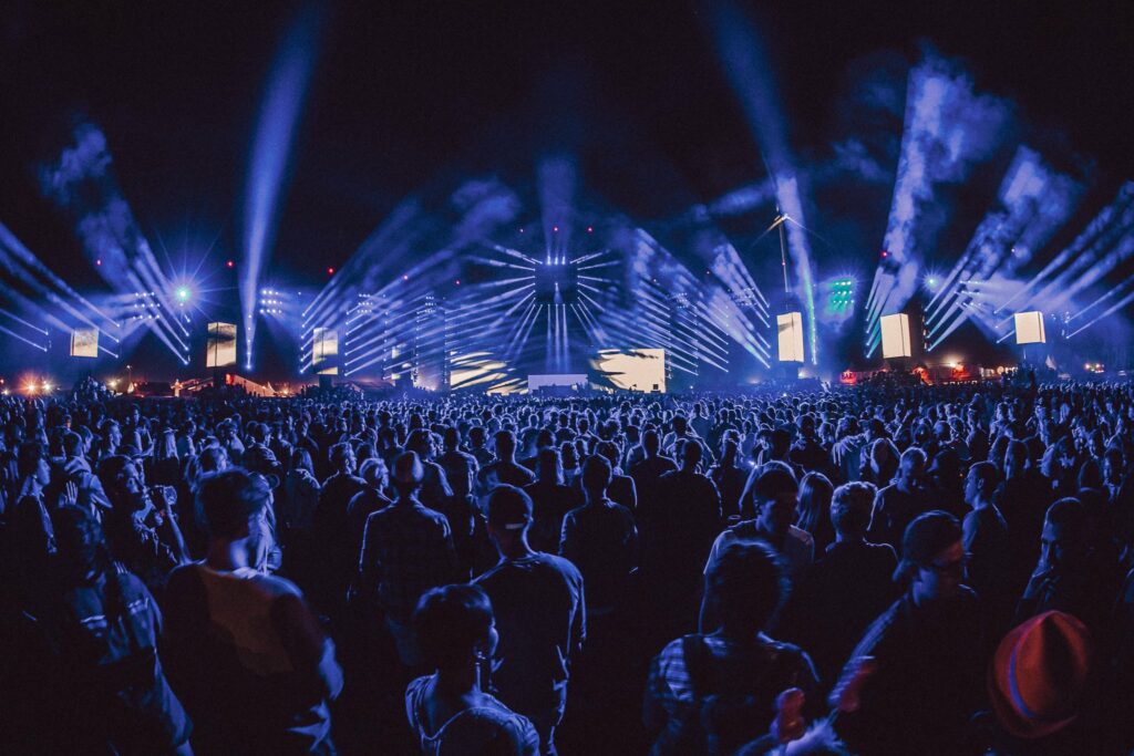 crowds-in-front-of-stage-at-dour-festival-in-belgium