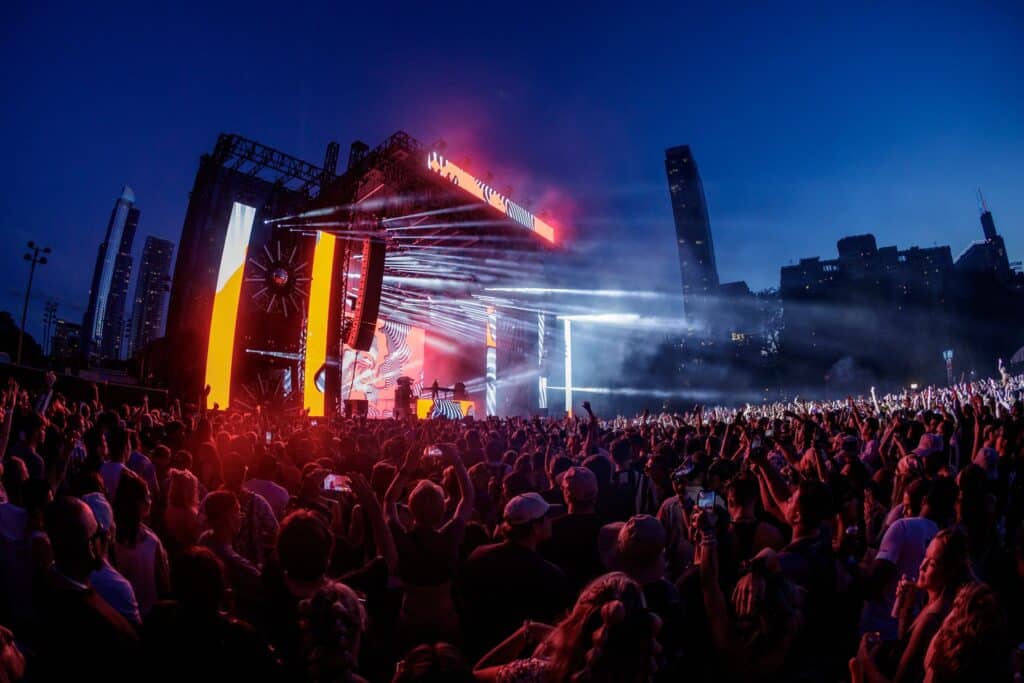 crowds-in-front-of-stage-at-lollapalooza-festival-chicago