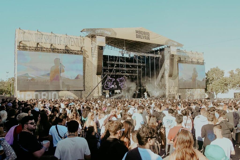 crowds-in-front-of-stage-at-madrid-salvaje