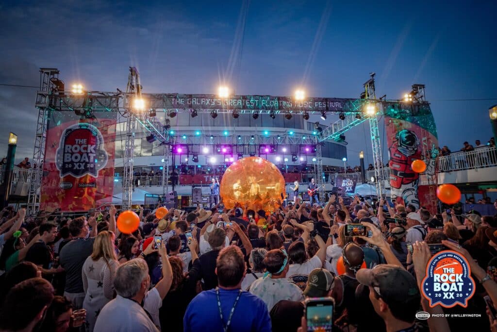 crowds-in-front-of-stage-at-the-rock-boat-festival