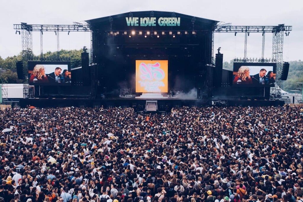 people-in-front-of-stage-at-we-love-green-festival