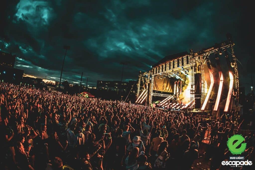 crowds-in-front-of-escapade-music-festival-stage