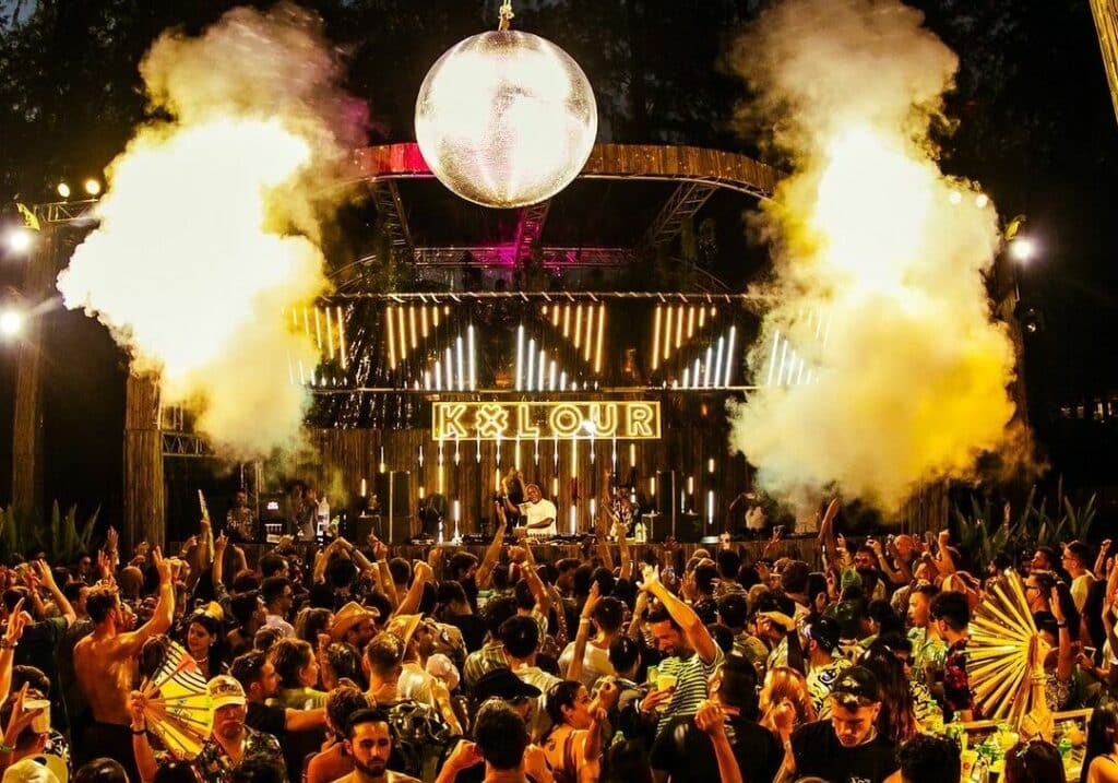 crowds-in-front-of-stage-at-Kolour-Festival-in-thailand