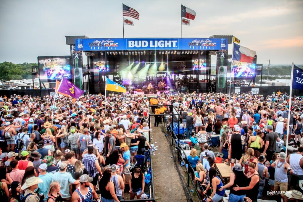 crowds-in-front-of-stage-at-larry-joe-taylor's-texas-music-festival