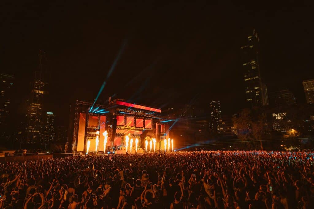 crowds-in-front-of-stage-at-lollapalooza-festival
