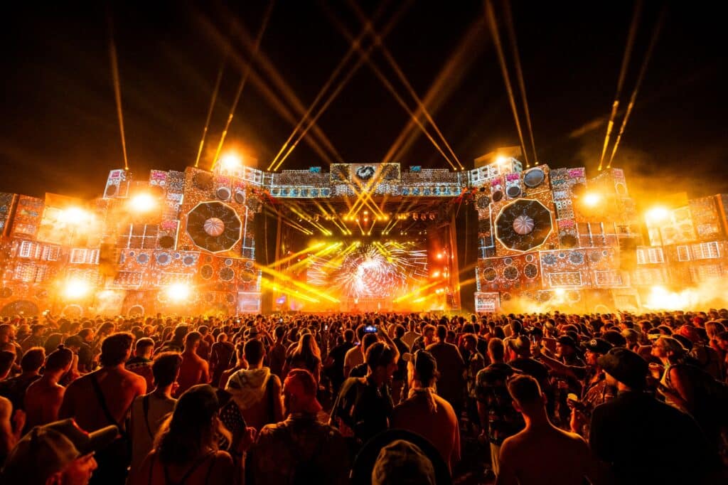 crowds-in-front-of-stage-at-monegros-desert-festival