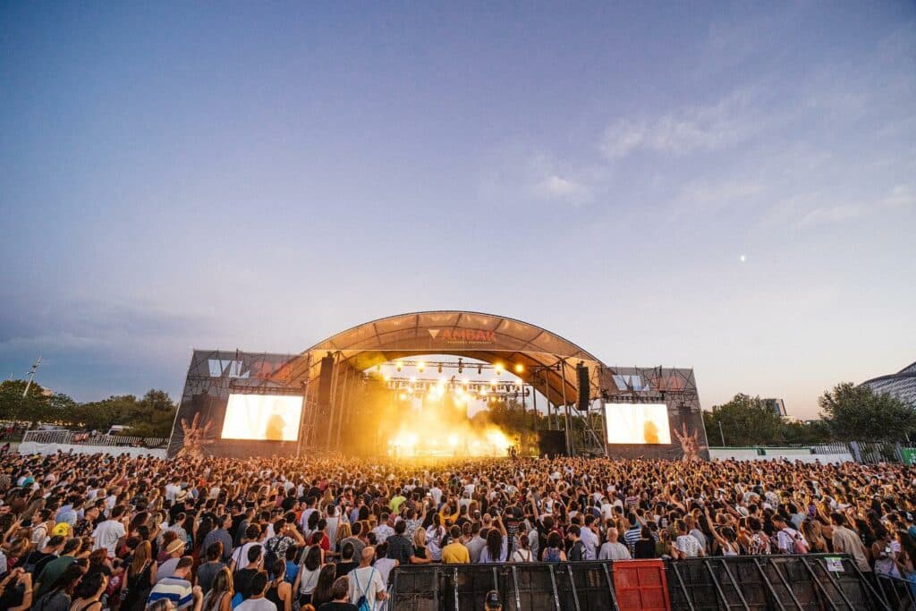 people-in-front-of-stage-at-vive-latino-espana