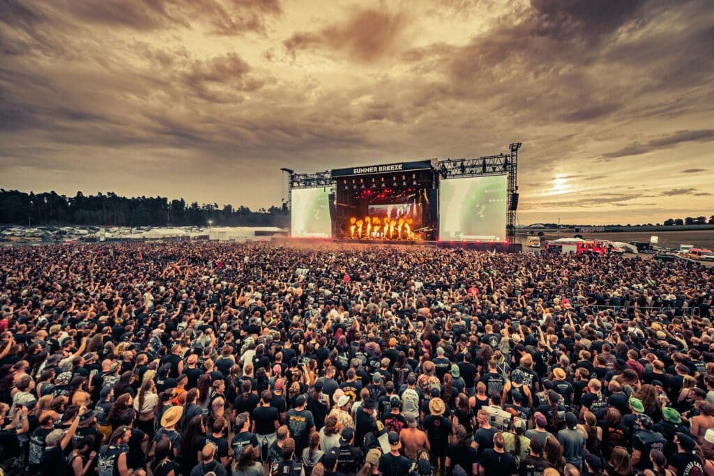 people-partying-at-stage-at-summer-breeze-open-air